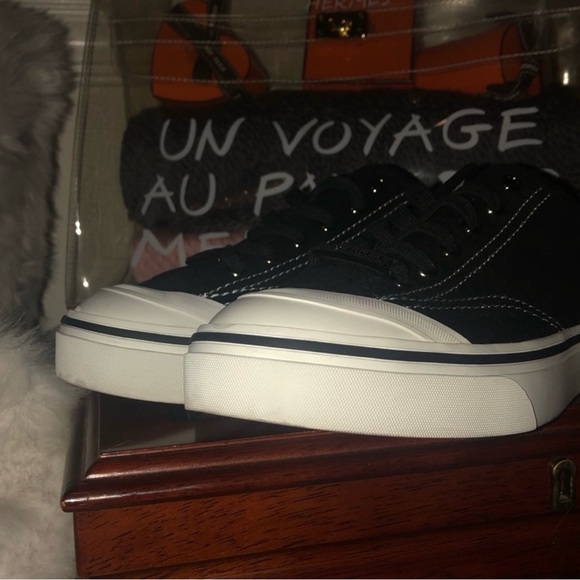 CHANEL SUEDE/VELOUR SNEAKERS BEAUTIFUL AND NEVER WORN ONLY ACROSS MY CARPET - Picture 4 of 16